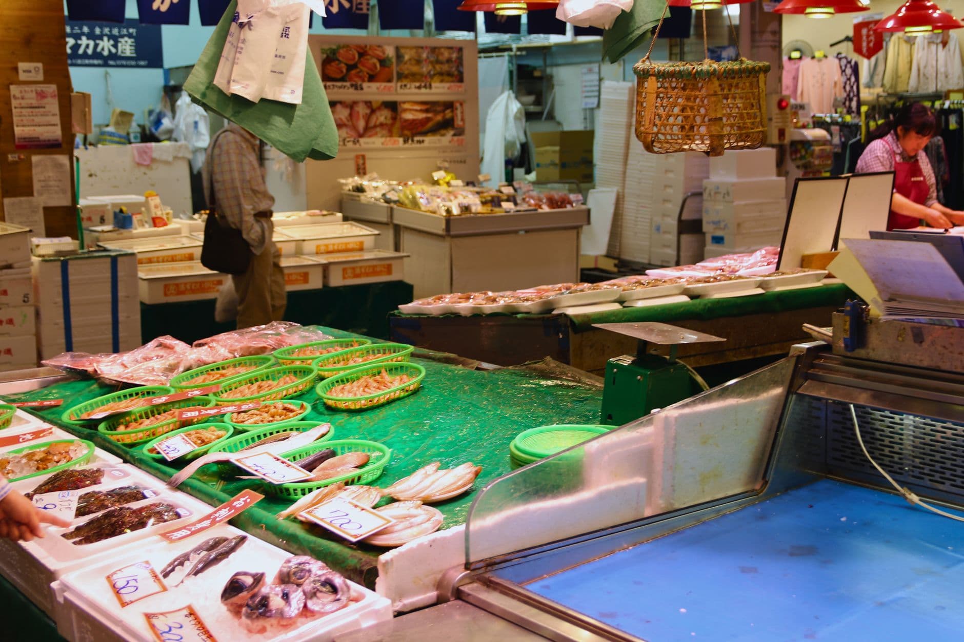 Un bol de sashimi sobre arroz en el mercado de Ōmichō