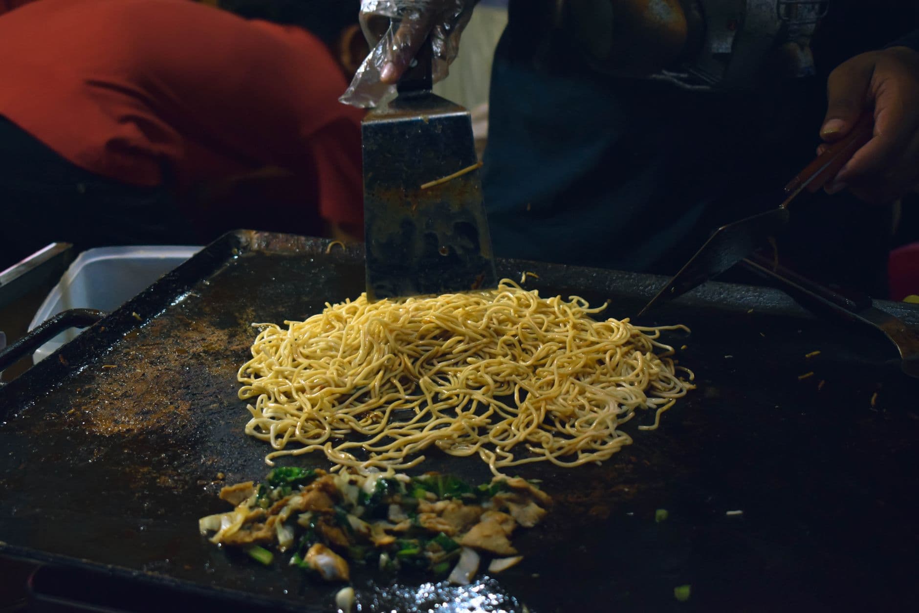 El okonomiyaki de Hiroshima montándose sobre la plancha